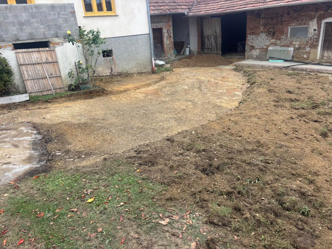 Strojno pripravljeno dvorišče pred gospodarskim poslopjem