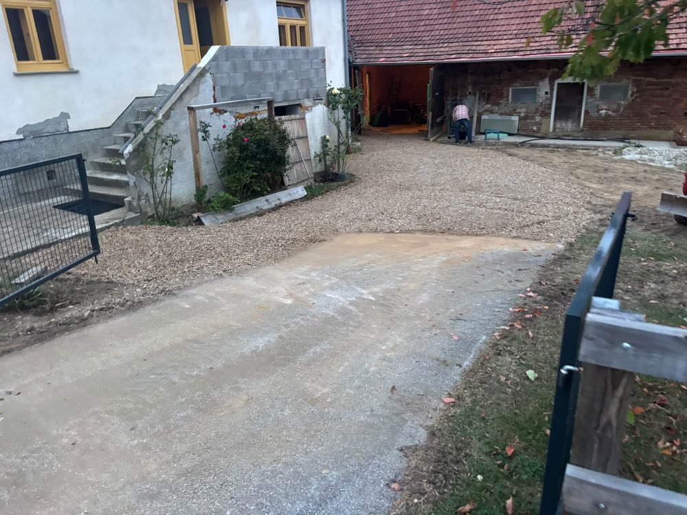 Urejeno dvorišče z novo gramozno podlago